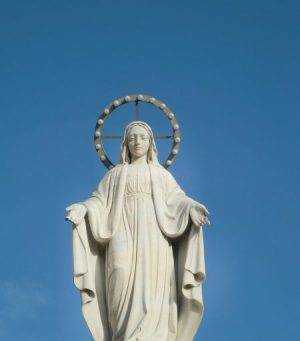 Modlitwa do Maryi przechodzi z przodu
