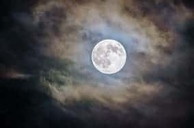 la luna en una noche de madrugada