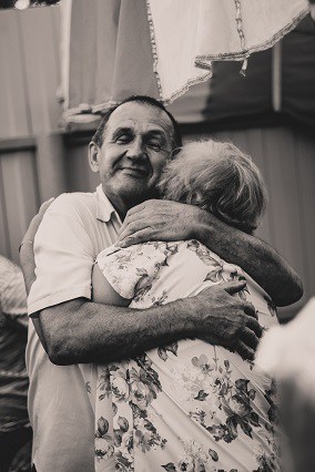 pareja mayor abrazada