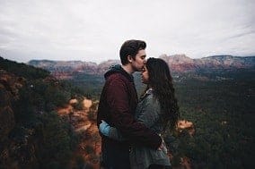 hombre abrazando a su pareja