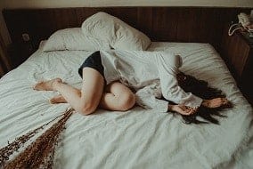 tumbada en la cama con depresión