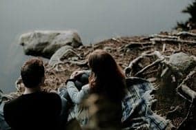 pareja conversando sobre poner fin a su relación