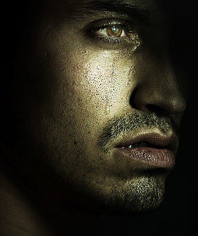 hombre llorando