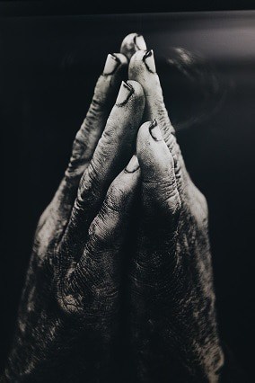 manos rezando