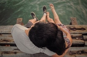 marido regresando con su mujer