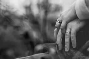 pareja cogiéndose de la mano