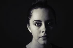 mujer angustiada