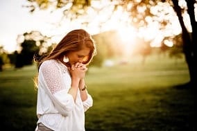 una mujer evangélica agradeciendo con una oración