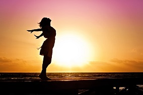 mujer rezando al amanecer