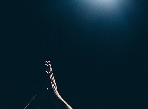 Persona católica orando en la noche