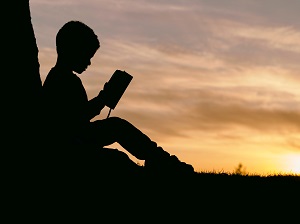 una persona rezando una oración espiritual durante el anochecer