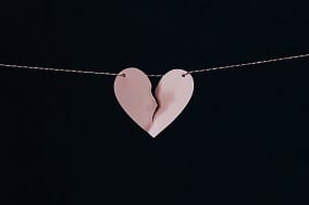 corazón de papel partido en dos