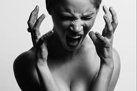 mujer con una ataque de ansiedad